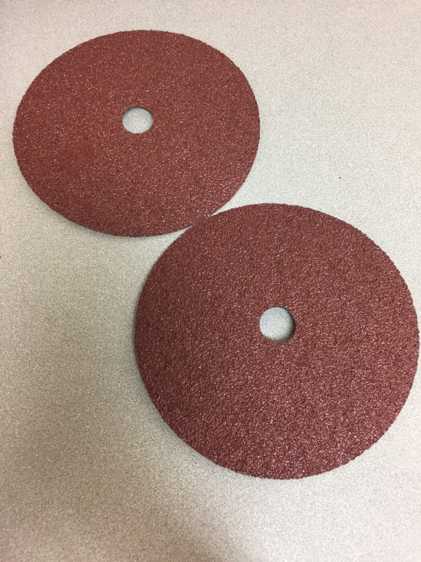 3M 81370 7 in. Aluminum Oxide Center Mount Fiber Disc 24 Grit Extra Coarse 2 pk
