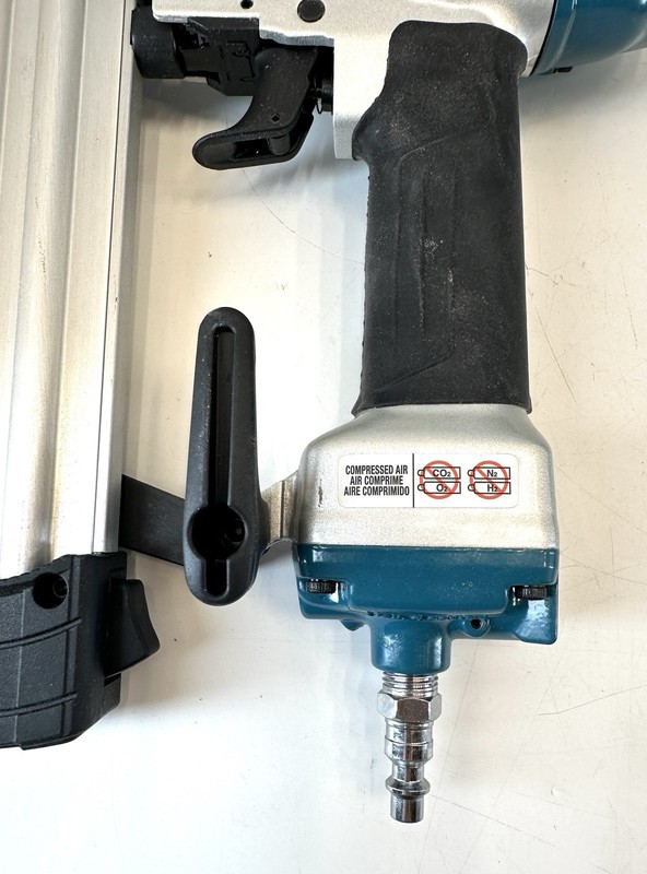 Makita 18 Gauge 2 in Pneumatic Brad Nailer With Hard Case Model AF506 gallery