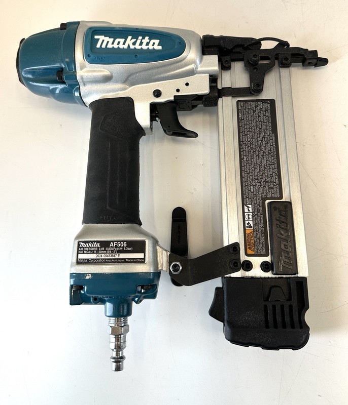 Makita 18 Gauge 2 in Pneumatic Brad Nailer With Hard Case Model AF506 gallery