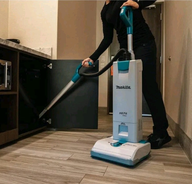 Makita XCV19PG 36V (18V X2) LXT 1.3 Gallon HEPA Filter 12″ Upright Vacuum Kit